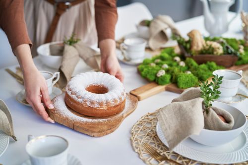 Do najbardziej charakterystycznych potraw wielkanocnych należą między innymi jajka faszerowane i wielkanocne wypieki.
