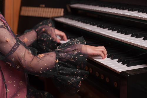 Instrumenty strunowe to wyjątkowe instrumenty muzyczne; Przykłady instrumentów strunowych szarpanych i pianino, instrumenty smyczkowe
