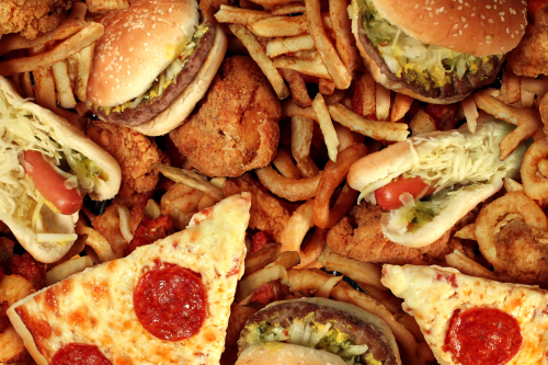 Obecnie pizze serwuje się z różnymi dodatkami - z pieczarkami, czosnkiem, cebulą, oregano czy bazylią