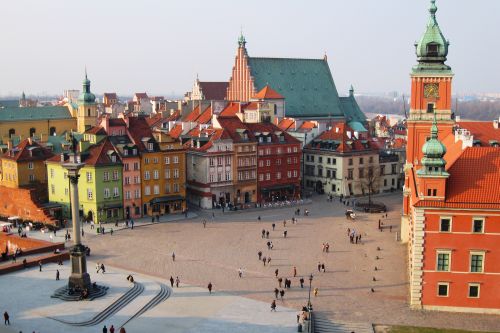 Plac Zamkowy w Warszawie; w celu przesłania odpowiedzi na przesłane pytania należy podać adresy skrzynek mailowych