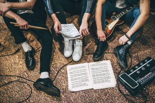 Różne odmiany klasycznych instrumentów smyczkowych