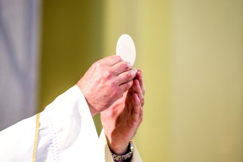 W 1263 r. miał miejsce cud eucharystyczny – Hostia w rękach powątpiewającego w transsubstancjację księdza zaczęła krwawić.