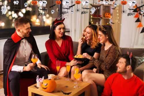 W Halloween dzieci i dorośli przebierają się za duchy, upiory i potwory