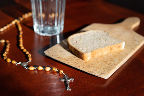W obecnej liturgii symbolowi posypywania głów wiernych popiołem towarzyszą słowa księdza Prochem jesteś i w proch się obrócisz lub Nawracajcie się i wierzcie w Ewangelię