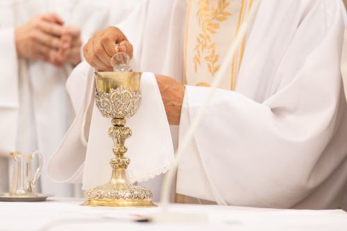 Z okazji Bożego Ciała przez miasto przechodzi procesja, która zatrzymuje się przy czterech ołtarzach