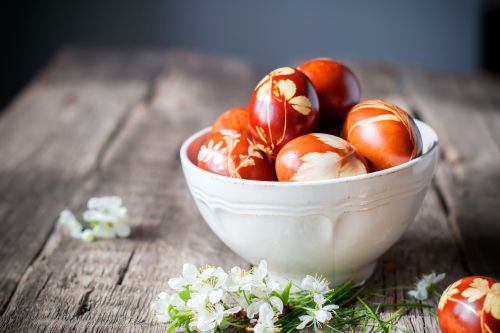 kolorowe pisanki na świątecznym śniadaniu