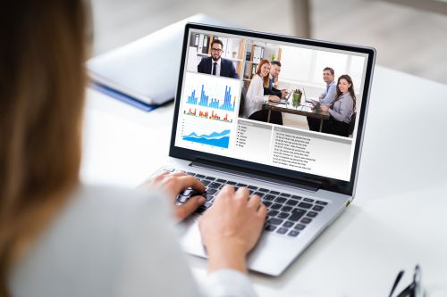 pomocą formularza internetowego