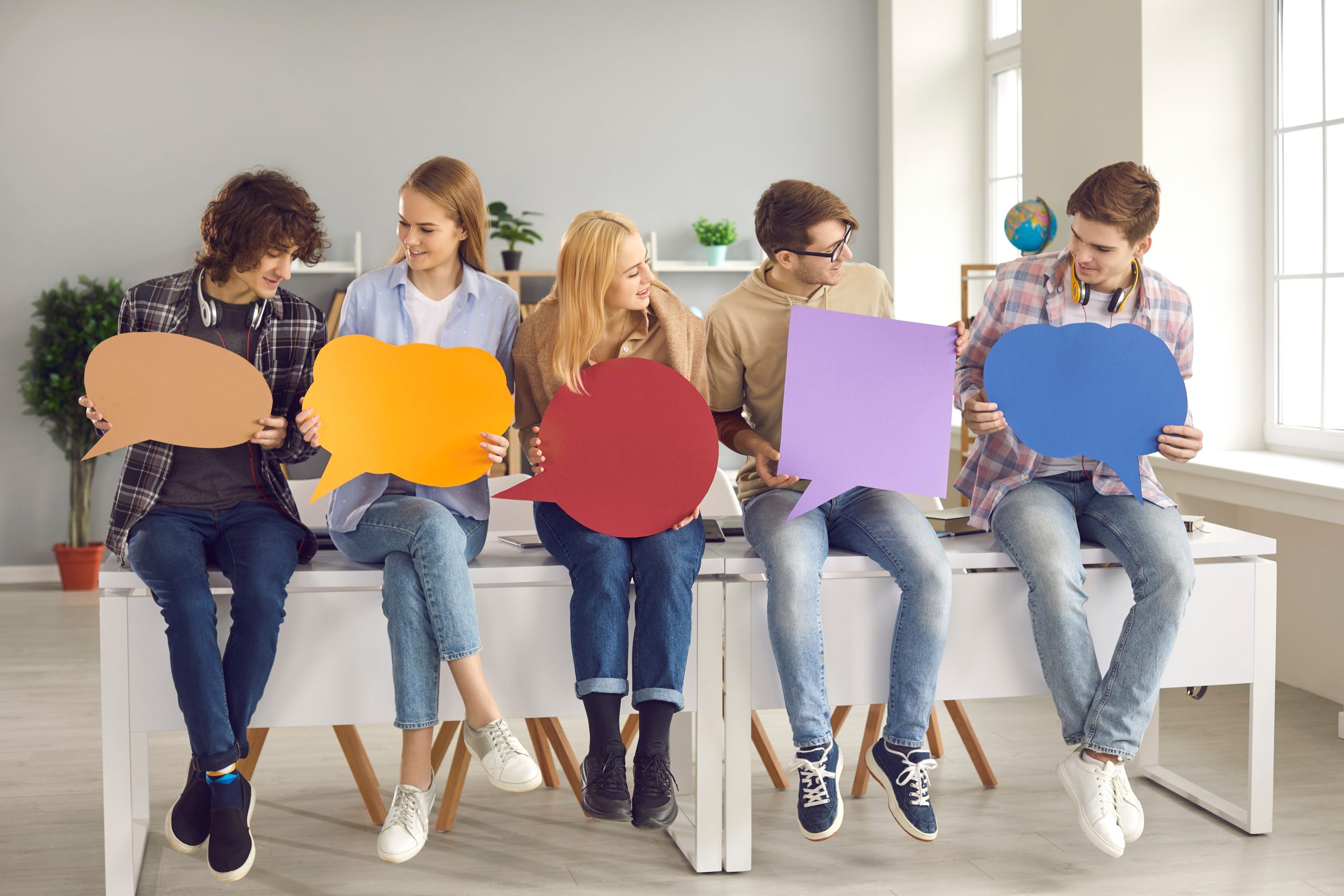 grupa uczniów siedząca z komiksowymi dymkami; kurs duńskiego, kursy języka duńskiego odbywają, język duński, nauki duńskiego